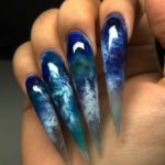 Ногти-стилеты в синем цвете с необычным дымчатым рисунком в виде волн океана