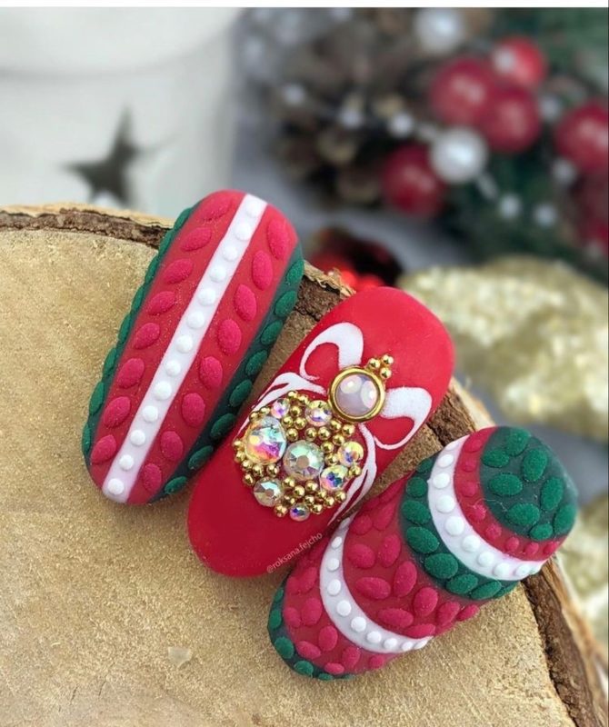 Новогодний красно-зелено-белый дизайн ногтей с елочным шариком из стразов