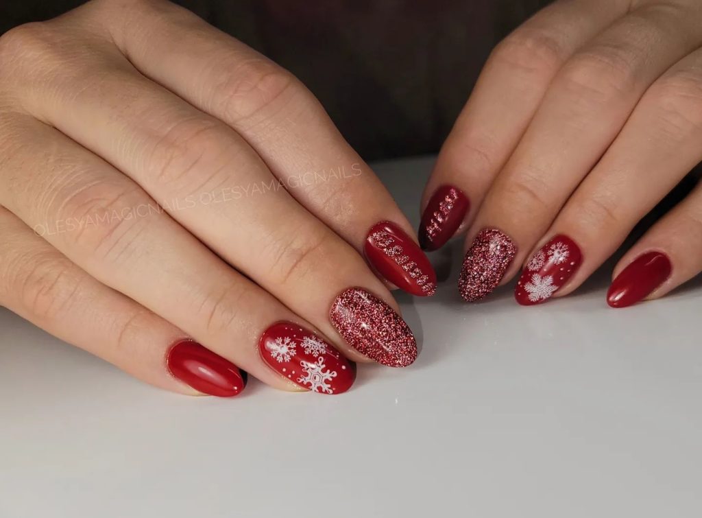 Новогодний темно-красный дизайн ногтей с мерцающими блестками, рисунками снежинок