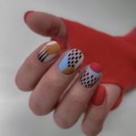 Оформление коротких круглых ногтей с цветными матовыми вставками, геометрическими рисунками