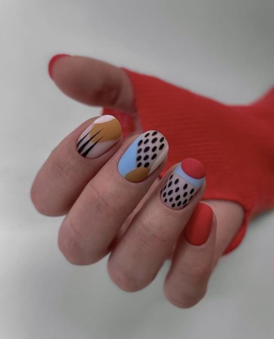 Оформление коротких круглых ногтей с цветными матовыми вставками, геометрическими рисунками