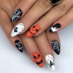 Оформление ногтей к Хэллоуину в черном, белом и оранжевом цвете с рисунками тематических персонажей