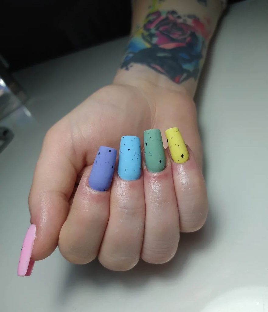 Оформление ногтей «Перепелиное яйцо» с чередованием цветов – желтого, розового, синего, зеленого