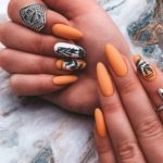 Оформление ногтей персикового цвета с геометрическими и растительными рисунками