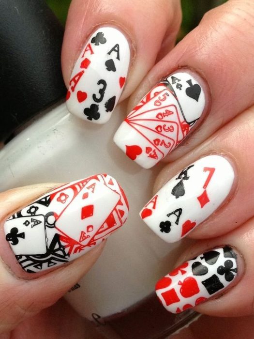 Оформление ногтей «Покер» с белоснежными основами и черно-красными рисунками карт