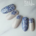 Оформление ногтей в бело-синем цвете с простыми узорами, глянцевым покрытием