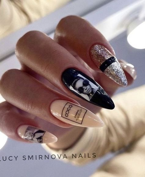 Оформление ногтей в стиле бренда CHANEL с чередованием светлого и черного цвета