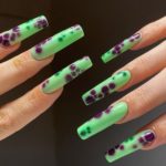 Оливковый маникюр на ногти квадратной формы с фиолетовым узором в виде кожи рептилий