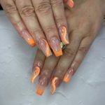 Оранжевый французский маникюр с мерцающими яркими кончиками и волнистыми вставками