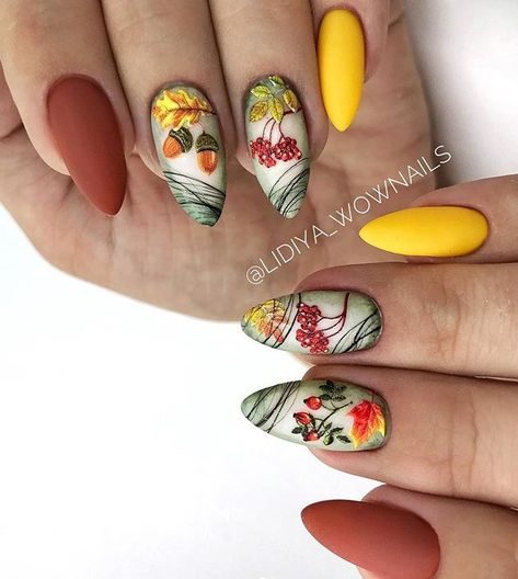 Осенний дизайн миндалевидных ногтей в желтом и коричневом цвете с рисунками  рябины и желудей