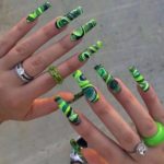 Пестрый салатово-зеленый дизайн ногтей с броскими узорами на каждом ногте