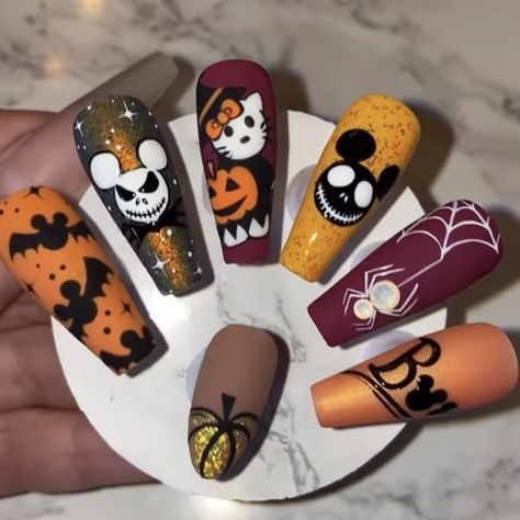 Праздничный дизайн ногтей к Хэллоуину с рисунками в виде тыкв, летучих мышей, пауков