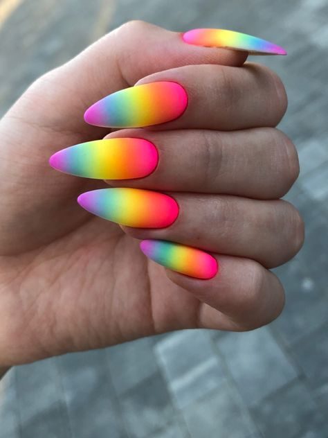 Радужный яркий дизайн миндальных ногтей средней длины с матовым покрытием