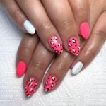 Розово-серебристый леопардовый маникюр на ногтях средней длины формы пика