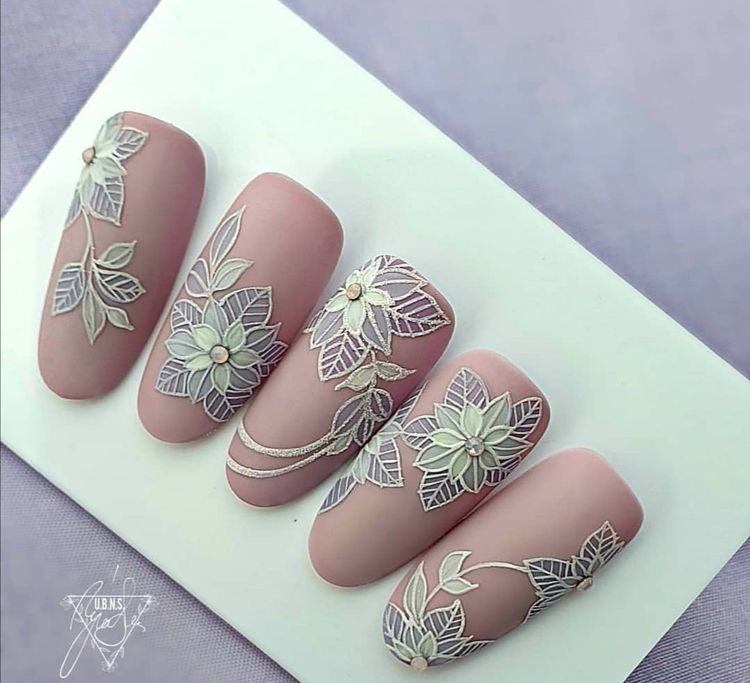 Розовое матовое оформление ногтей с оригинальным дизайном в виде цветов, со стразами