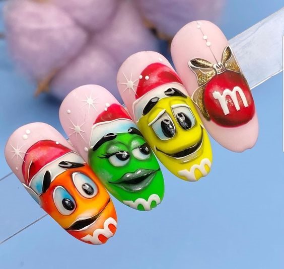 Розовый дизайн ногтей с 3Д-рисунками в виде персонажей M&M’s разного цвета