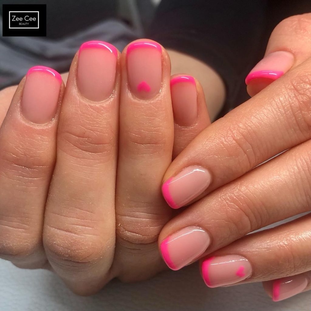 Розовый французский дизайн ногтей на короткие ногти с миниатюрными сердечками в лунках
