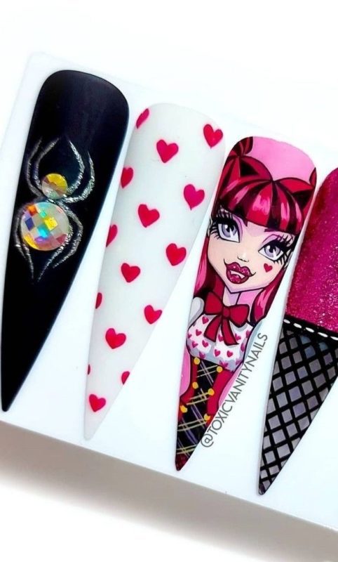 Розовый мерцающий маникюр на длинные ногти с рисунком паука, сетки, сердец и девушки