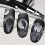 Серо-черный дизайн ногтей с рисунками в виде ворона, ночной луны, горы и деревьев