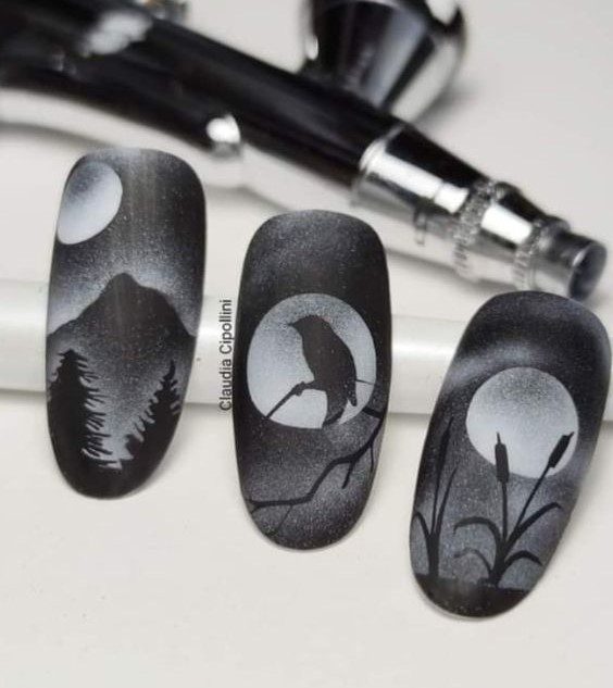 Серо-черный дизайн ногтей с рисунками в виде ворона, ночной луны, горы и деревьев