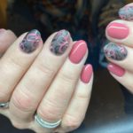 Серо-розовый глянцевый дизайн круглых ногтей с цветочными узорами, стразами