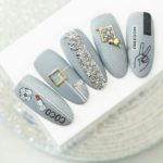 Серо-серебристый дизайн ногтей с объемным декором, рисунком помады, рук, цветов