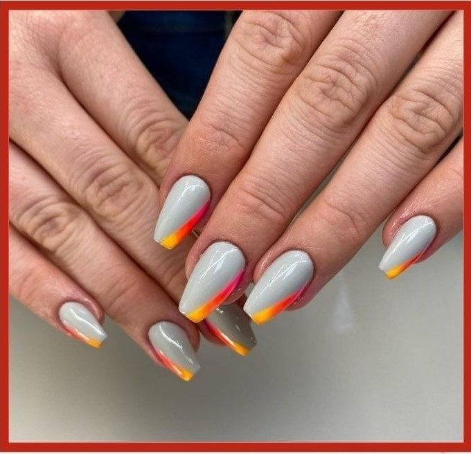 Серый глянцевый дизайн ногтей со скошенными оранжево-желтыми кончиками