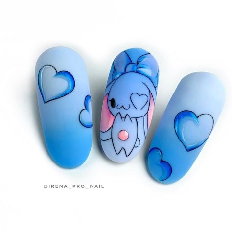 Сине-голубое оформление ногтей с рисунком забавного зверька, сердец разного размера