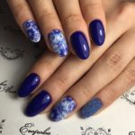 Синий глянцевый дизайн ногтей формы миндаля с цветочными рисунками в стиле гжель
