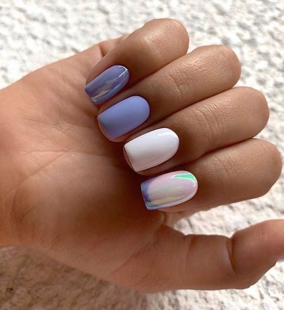 Бело-голубой дизайн ногтей квадратной формы с контрастными кончиками