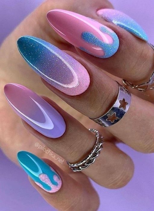 Розово-голубой дизайн ногтей с мерцающим покрытием, градиентом