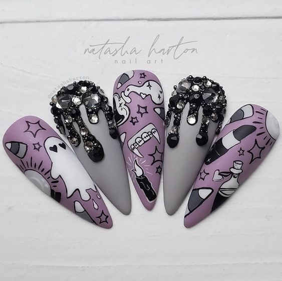 Сиренево-серые ногти с рисунками на тему Хэллоуина и подтеками из стразов разного размера