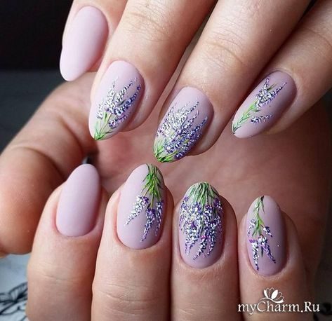 Сиреневый дизайн ногтей миндалевидной формы с изящными рисунками в виде цветов