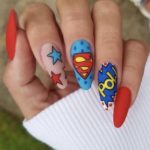 Супергеройское оформление ногтей в красном и синем цвете с эмблемой Супермена