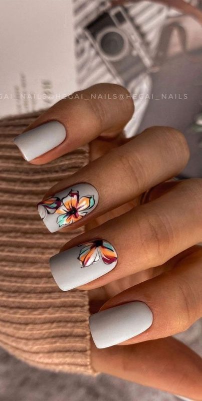 Светло-серый дизайн ногтей квадратной формы и средней длины с рисунками ярких цветов