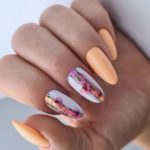 Персиковый дизайн ногтей с белыми вставками и цветными акварельными рисунками