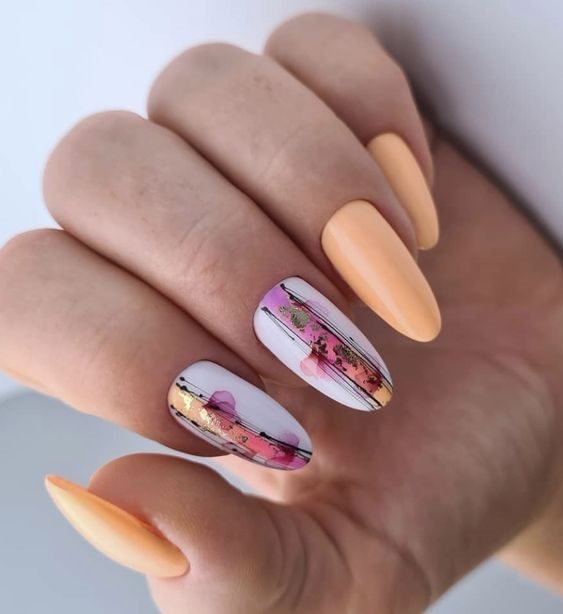 Персиковый дизайн ногтей с белыми вставками и цветными акварельными рисунками