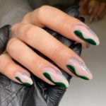Светлый нюдовый маникюр с зелеными и серебристыми вставками на ногтях средней длины