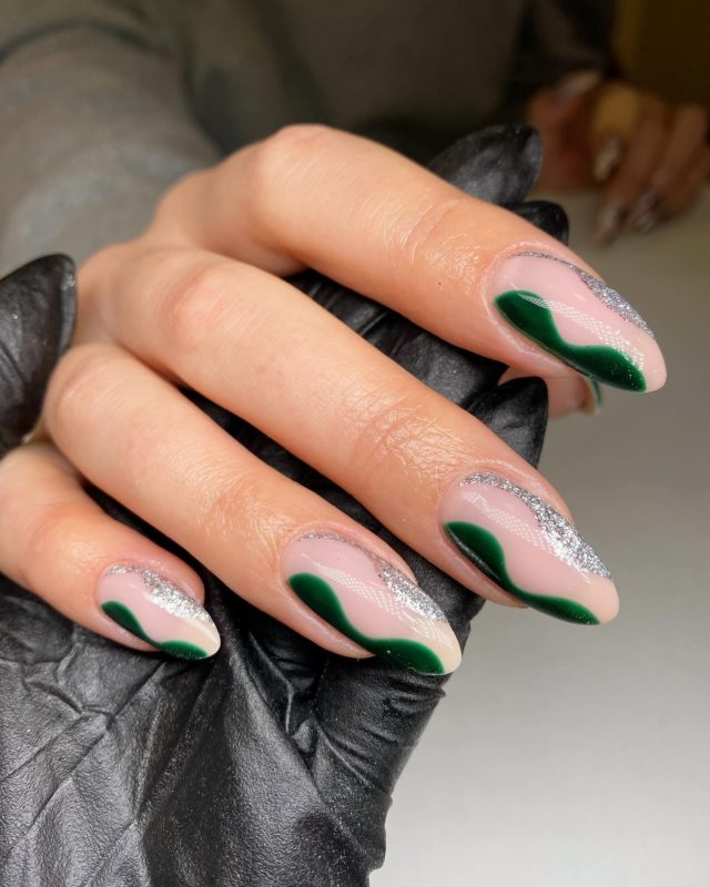 Светлый нюдовый маникюр с зелеными и серебристыми вставками на ногтях средней длины