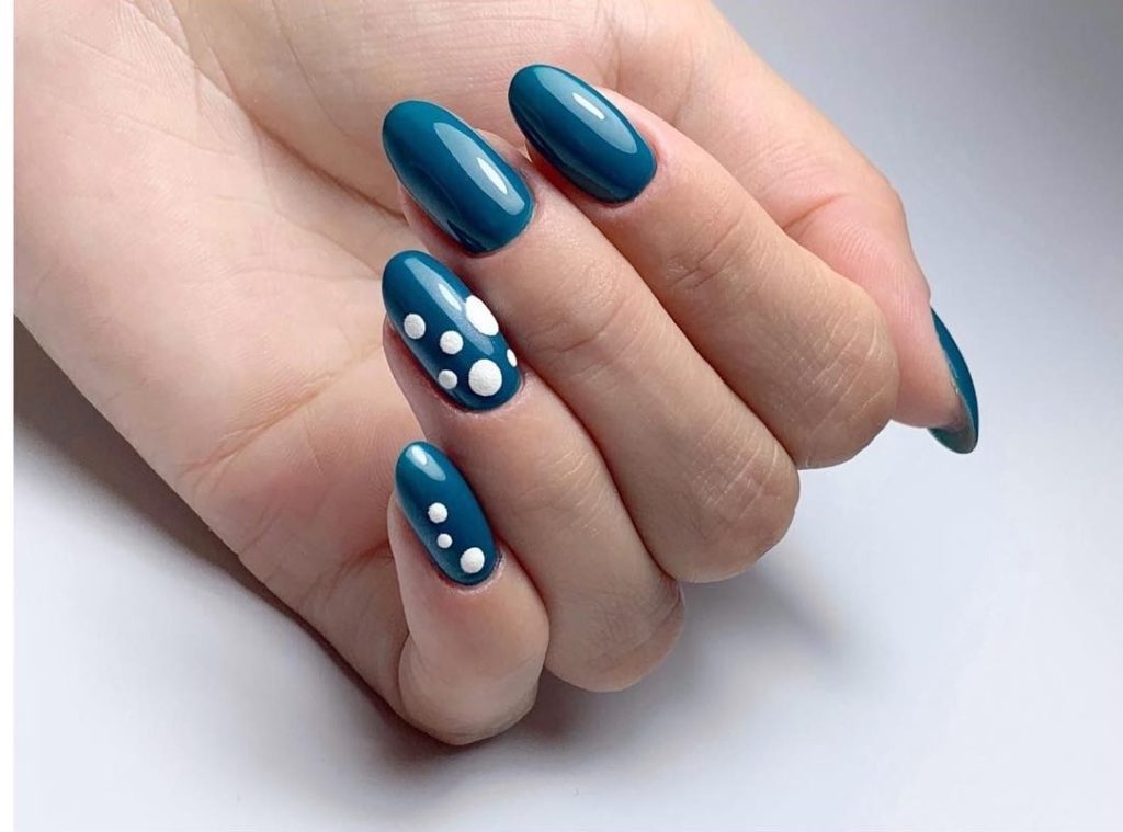 Темно-синий дизайн ногтей с глянцевым покрытием и рисунками в виде белых кругов разного размера