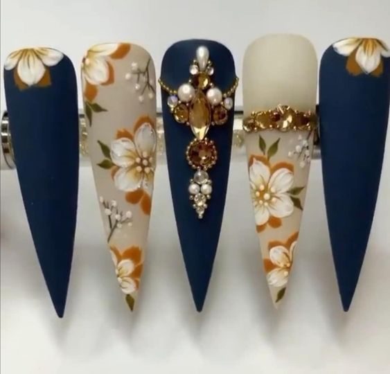 Темно-синий матовый дизайн ногтей-стилетов с рисунками цветов и декоративными камнями