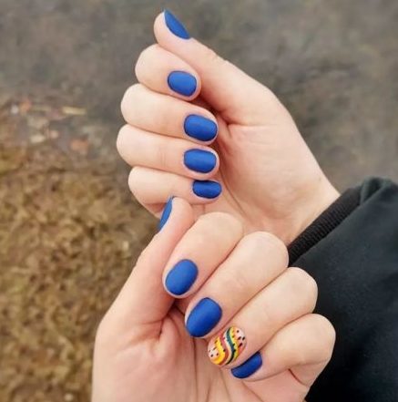 Темно-синий матовый маникюр на короткие круглые ногти с цветными вставками на одном пальце