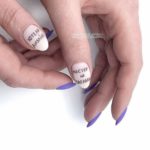 Забавный дизайн ногтей с надписью «Хотела дизайн – мастер не сделала» в фиолетовом цвете