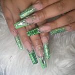Зеленый необычный дизайн ногтей «Рептилия» со звериным принтом, блестками, стразами