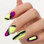Желто-фиолетовый маникюр с простыми геометрическими вставками на каждом ногте