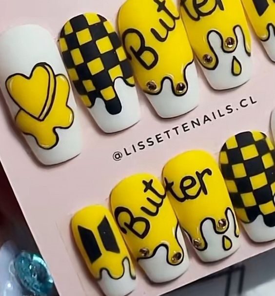 Желтый дизайн ногтей «Масло» с тематическими надписями, рисунками масляных подтеков