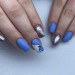 Зимний дизайн ногтей в синем и серебристом цвете с рисунком забавного белого медведя