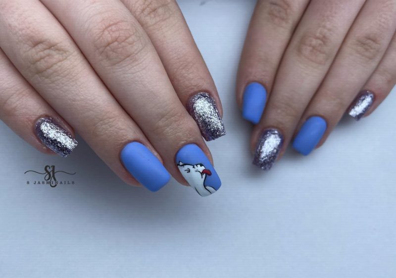 Зимний дизайн ногтей в синем и серебристом цвете с рисунком забавного белого медведя