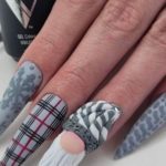 Зимний серый дизайн ногтей с клетчатым рисунком, снежинками, декором в виде бородатого гнома