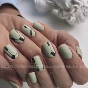 Аккуратный маникюр на квадратные короткие ногти сабстрактными геометрическими рисунками
